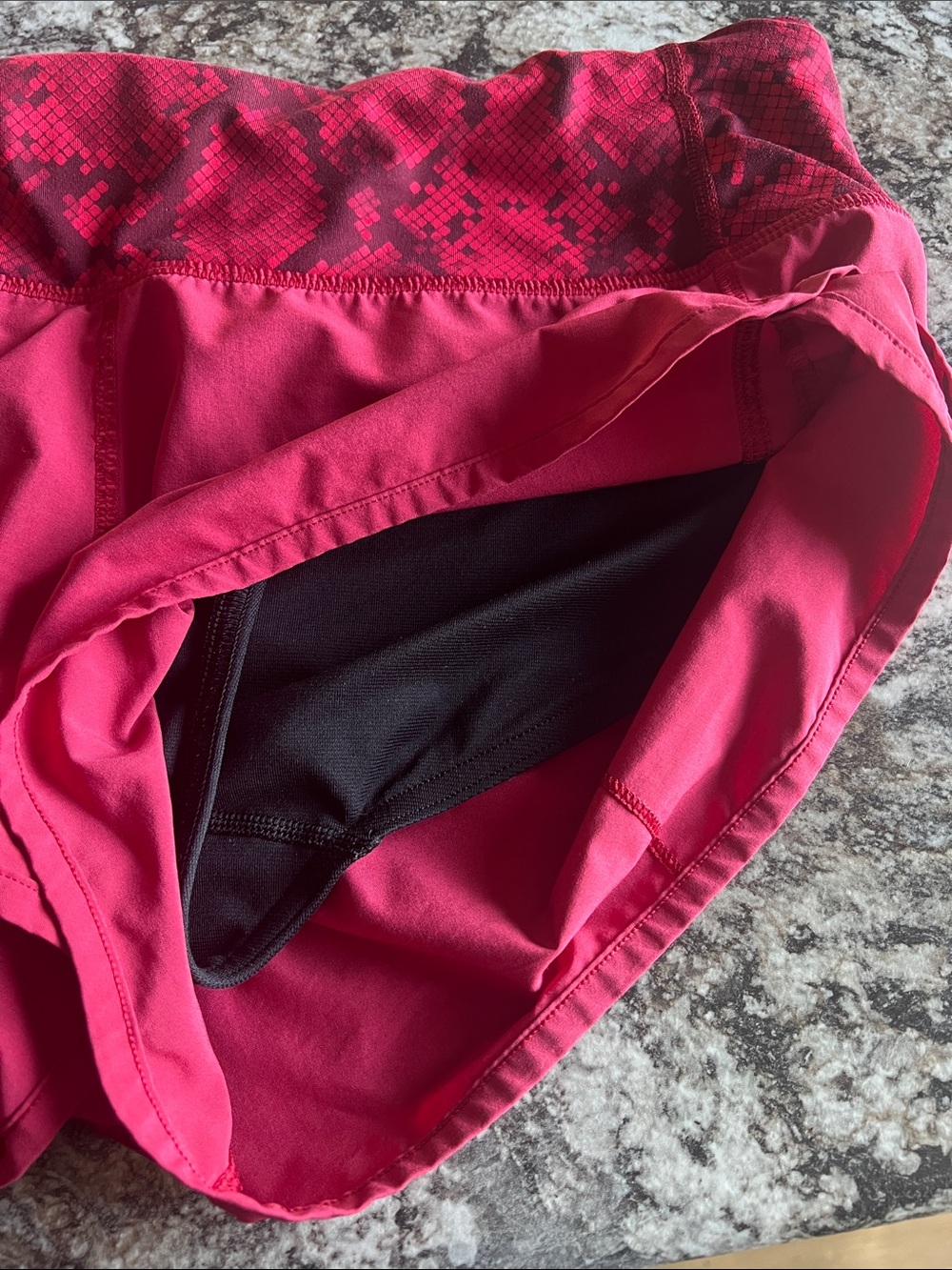 lululemon athletica Women's Red Athletic Shorts -Red/BlackSnake-Print Waistband - Picture 10 of 10